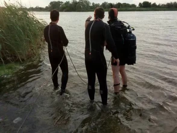 na-richtsi-samara-ryatuvalniki-viluchili-iz-vodi-tilo-potonuloyi-divchinki