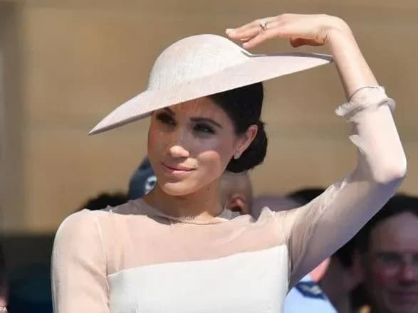 megan-markl-podaruvali-korolivskiy-gerb