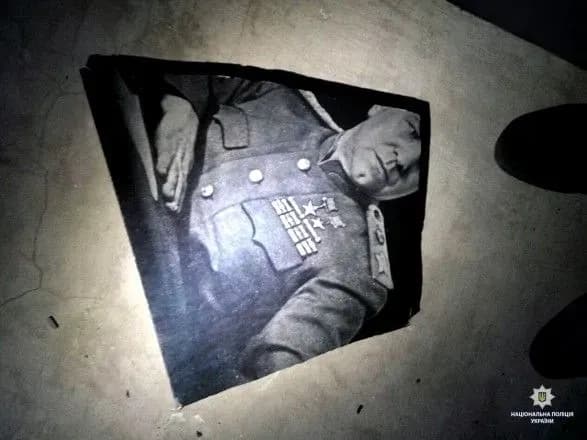 u-kharkovi-rozbili-memorialnu-doshku-zhukovu