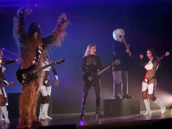 u-los-andzhelesi-stvorili-burlesk-shou-v-stili-zoryanikh-viyn