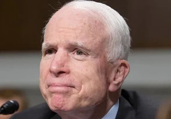 u-ssha-zvilnili-pomichnitsyu-trampa-cherez-slova-pro-shvidku-smert-makkeyna