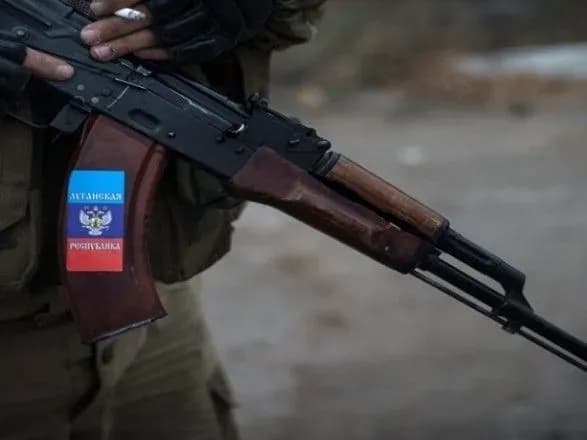 boyoviki-lnr-nezakonno-utrimuvali-studenta-cherez-pidnyatiy-ukrayinskiy-prapor