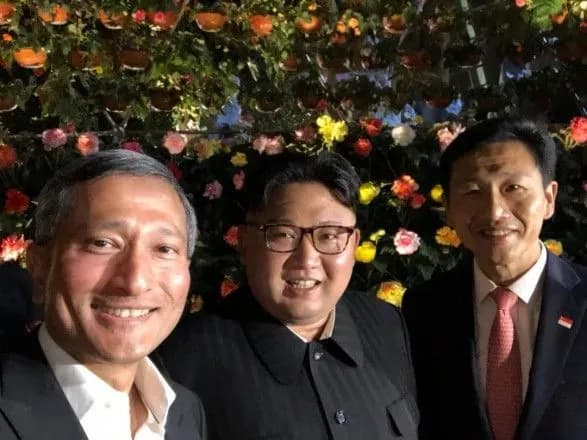 kim-chen-in-u-singapuri-zrobiv-selfi-z-ministrami