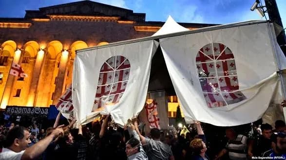 chotirokh-uchasnikiv-aktsiyi-protestu-zatrimali-v-tsentri-tbilisi