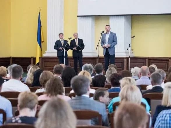 klichko-peredav-25-shvidkikh-iz-suchasnim-medichnim-obladnannyam-dlya-potreb-ekstrenoyi-meddopomogi