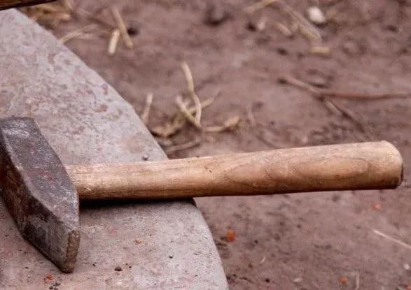 pyaniy-boyovik-kinuv-molotok-u-predstavnikiv-obsye-v-donetsku