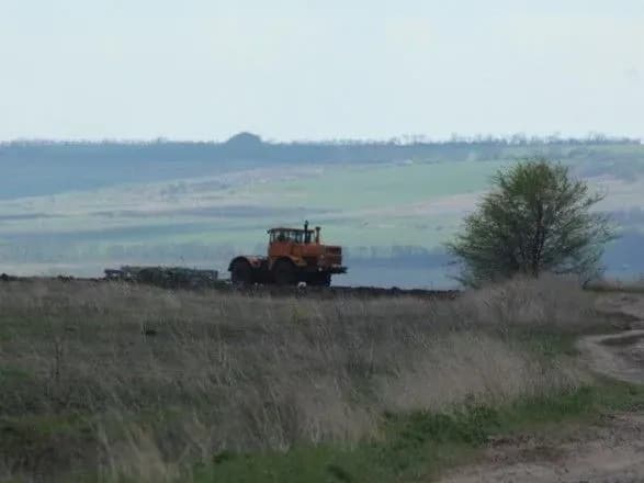 grupa-iz-40-ozbroyenikh-osib-pogrozhuvala-rozpravoyu-viyskovim-na-poligoni-odeschini