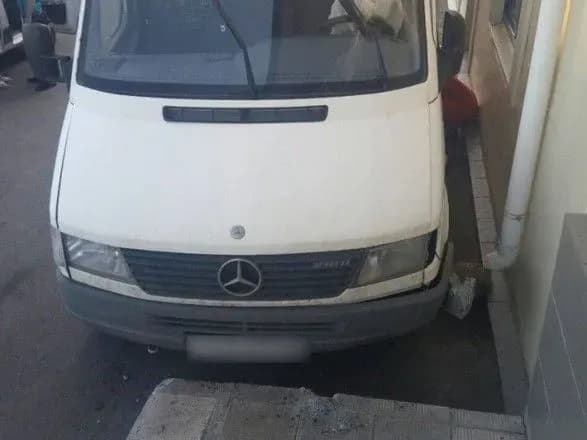 u-kharkovi-mikroavtobus-zbiv-semirichnu-divchinku