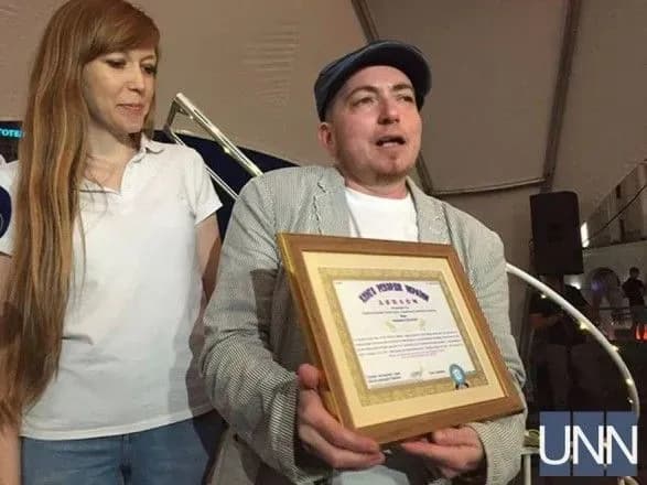 ukrayinskiy-vikonavets-postaviv-rekor-ukrayini-grayuchi-gimn-12-godin-pospil