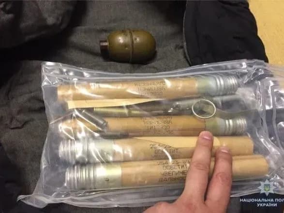 u-pasazhira-stolichnogo-metro-viluchili-granatu-ta-naboyi