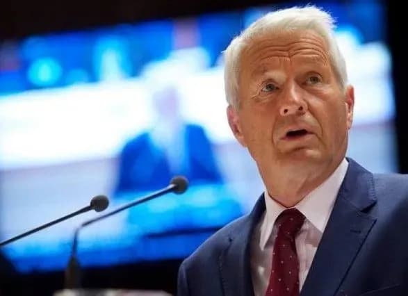 ukrayinska-delegatsiya-u-parye-zapitaye-u-yanglanda-chi-prosiv-vin-rf-pomiluvati-sentsova