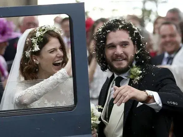 gra-prestoliv-aktori-kit-gerington-i-rouz-lesli-odruzhilisya