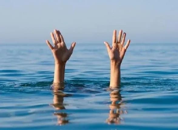 u-mikolayevi-potonula-divchina-pidlitok