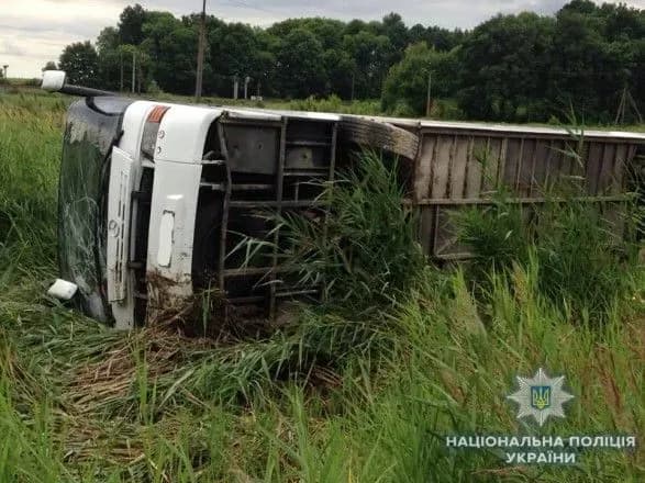 na-rivnenschini-avtobus-iz-pasazhirami-perekinuvsya-v-kyuvet