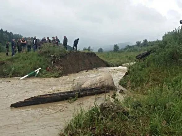na-bukovini-cherez-negodu-zruynovano-timchasoviy-mist