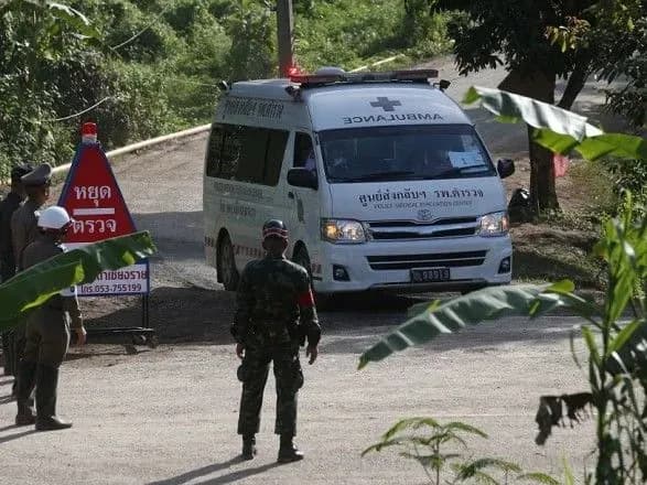 iz-zatoplenoyi-pecheri-v-tayilandi-vryatovano-vosmogo-khlopchika