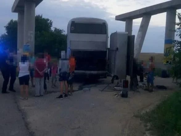 na-trasi-kiyiv-odesa-zagorivsya-ekskursiyniy-avtobus-yakiy-perevoziv-ditey
