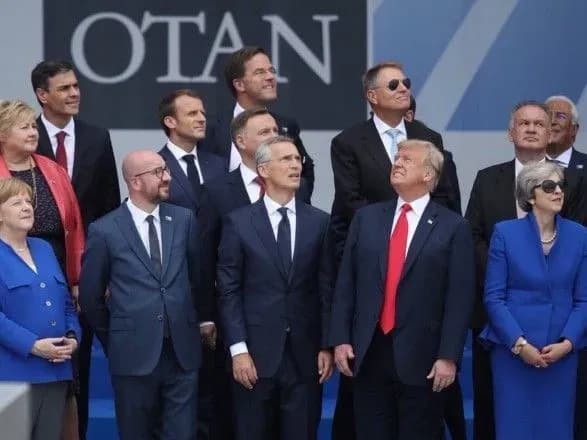 merkel-i-mey-zyavilis-na-samiti-nato-u-vbranni-odnakovogo-koloru