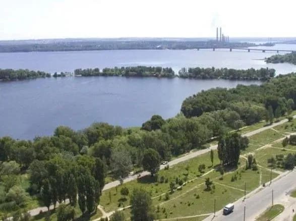 vlada-dnipra-namagayetsya-povernuti-zemlyu-bilya-richki-zabudovanu-afiliyovanimi-z-ribalkoyu-kompaniyami