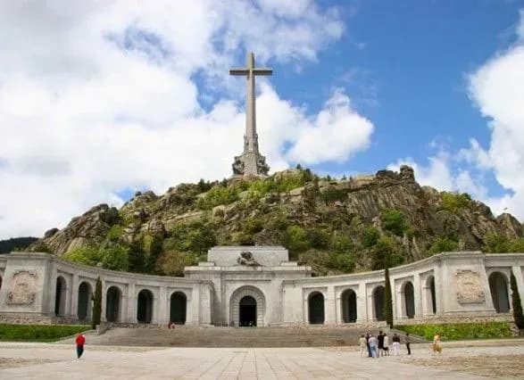 v-ispaniyi-proyshla-aktsiya-protestu-proti-perenesennya-ostankiv-diktatora-franko-z-dolini-poleglikh