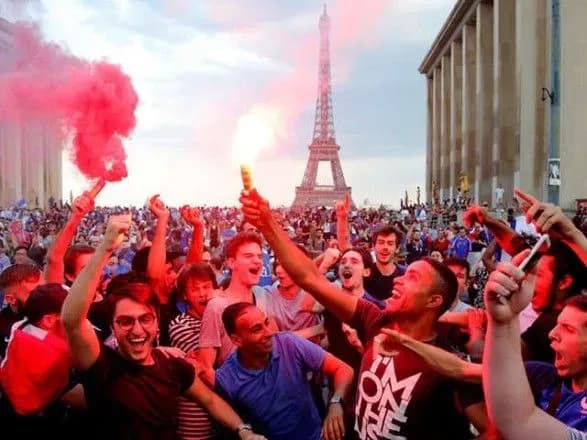 svyatkuvan-peremogi-na-chs-u-frantsiyi-yeliseyski-polya-evakuyuvali-dvoye-osib-zaginuli