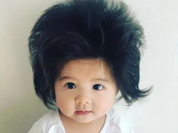 shestimisyachna-divchinka-pidkorila-internet-anomalno-dovgim-volossyam