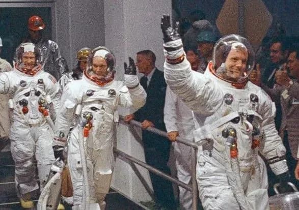 u-ssha-virishili-prodati-na-auktsioni-osobisti-rechi-pershoyi-lyudini-na-misyatsi