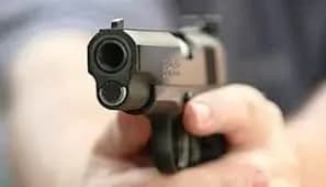 u-ternopoli-cholovik-vidkriv-strilyaninu-z-salonu-avto