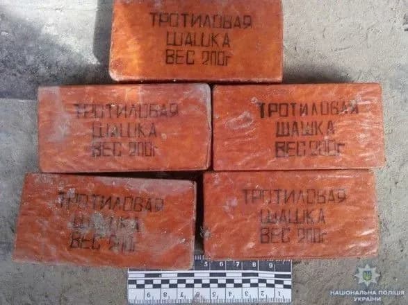 u-mariupoli-z-avtomobilya-distali-kilogram-trotilovikh-shashok