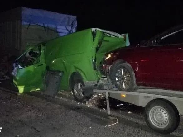 na-trasi-kiyiv-odesa-mikroavtobus-zitknuvsya-z-vantazhivkoyu