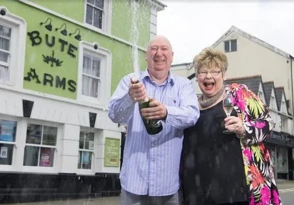 vlasnik-angliyskogo-pabu-vigrav-mayzhe-pivmilyona-dolariv-v-lotereyu