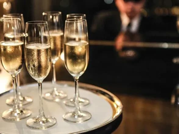 minimalna-nakrutka-na-alkogol-u-restoranakh-stanovit-100-ekspert