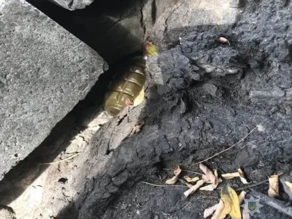 posered-vulitsi-na-stolichnomu-podoli-znayshli-granatu