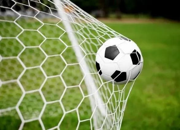 ditey-ternopilschini-zaokhochuyut-do-futbolu-buduyut-10-mini-poliv