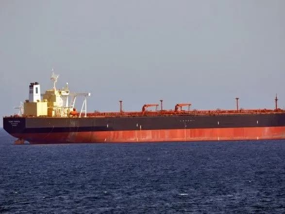 bilya-beregiv-yaponiyi-zagorivsya-tanker