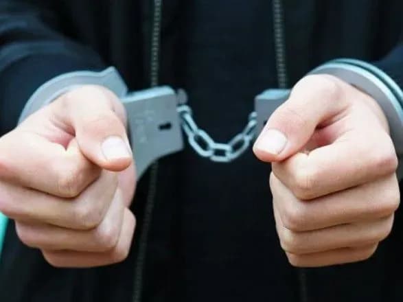 na-prikarpatti-nepovnolitniy-vdariv-cholovika-nozhem-u-shiyu-za-zauvazhennya