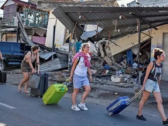 z-indoneziyi-evakuyuvali-mayzhe-5-tis-turistiv