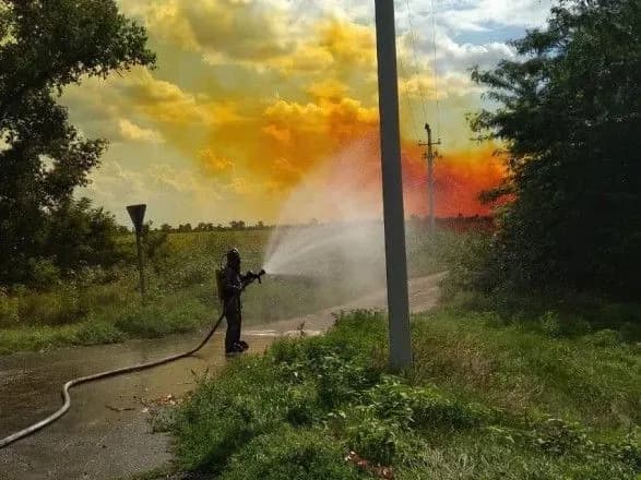 na-trasi-dnipropetrovschini-z-avtotsisterni-viteklo-blizko-4-tonn-azotnoyi-kisloti