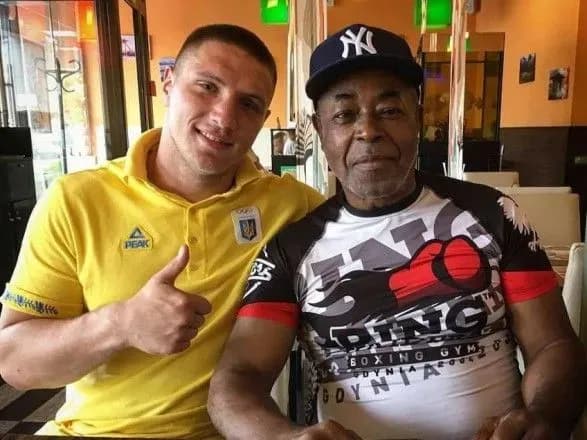 neperemozhniy-ukrayinets-dopomozhe-dzhoshua-pered-boyem-z-povyetkinim