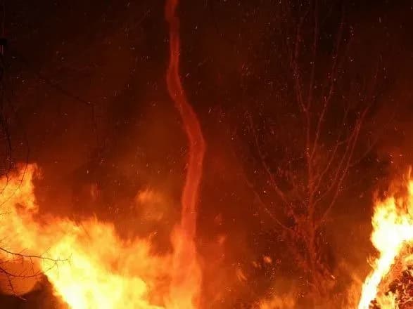 britaniyeyu-proyshovsya-vognyaniy-tornado-video