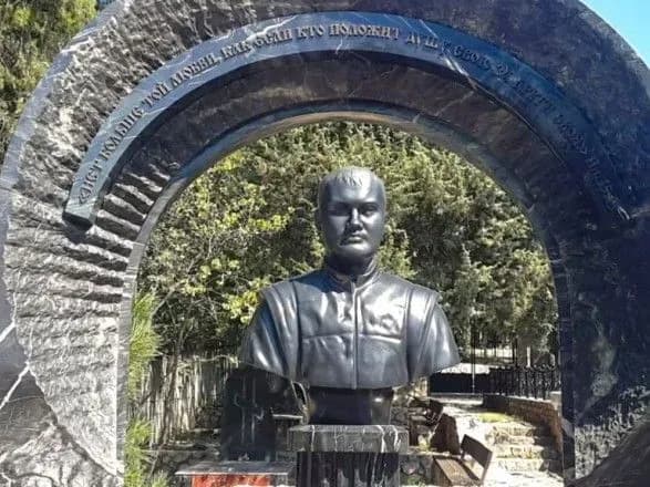 na-kladovischi-v-sevastopoli-vstanovili-byust-yanukovicha-molodshogo-zmi