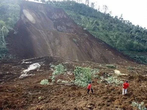 v-indiyi-ziyshov-zsuv-ye-zhertvi-1