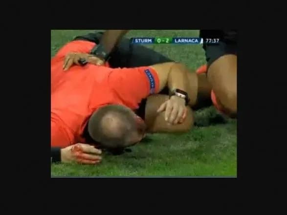 zustrich-ligi-yevropi-perervali-cherez-rozbitu-fanatom-golovu-arbitra