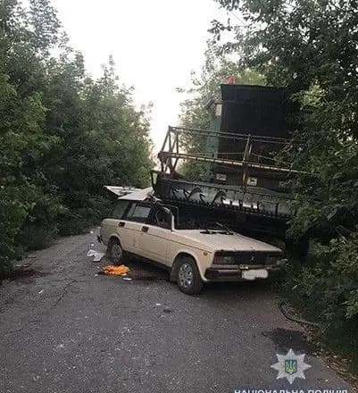 na-ternopilschini-legkovik-potrapiv-pid-kombayn-ye-zagibliy