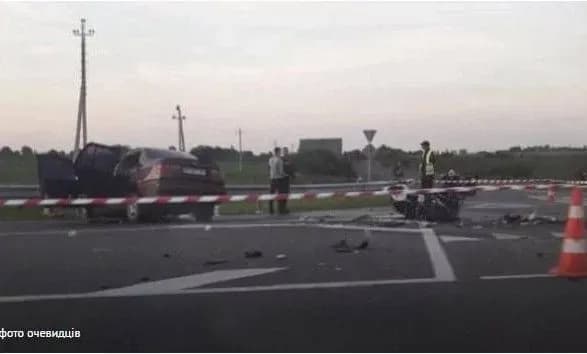 pid-lvovom-mototsikl-vletiv-na-velikiy-shvidkosti-u-avto-ye-zagibli-i-postrazhdali