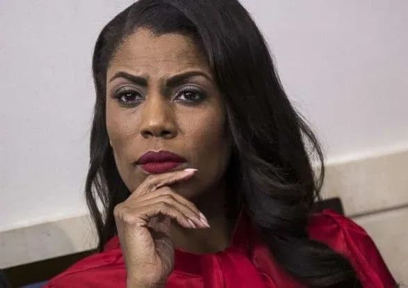 biliy-dim-zagrozhuye-naslidkami-eks-spivrobitnitsi-scho-tayemno-zapisuvala-rozmovi-z-trampom