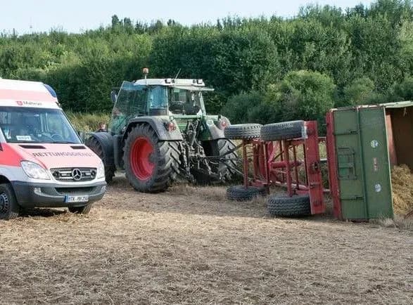 schonaymenshe-27-lyudey-postrazhdali-v-dtp-z-ekskursiynim-traktorom-v-nimechchini