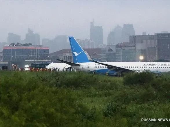 v-aeroportu-filippin-ekstreno-siv-pasazhirskiy-litak