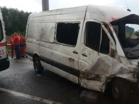 pid-lvovom-zitknulisya-mikroavtobus-i-dva-legkoviki-dvoye-zagiblikh