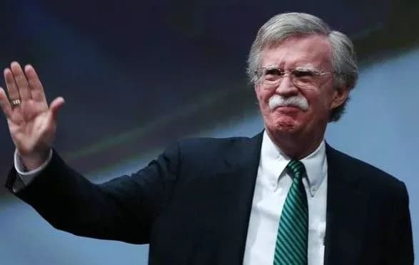 radnik-trampa-zvinuvativ-eks-glavu-tsru-v-politizatsiyi-rozvidki